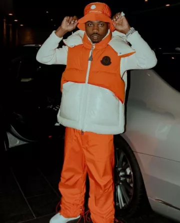 Moncler Orange & White Coll Down Vest utilisé par Roddy Ricch sur le compte Instagram @roddyricch