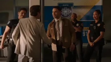 A.P.C. Alex Chaqueta usada por Carlos Reyes (Rafael L. Silva) como se ve en 9-1-1: Lone Star (S05E07)