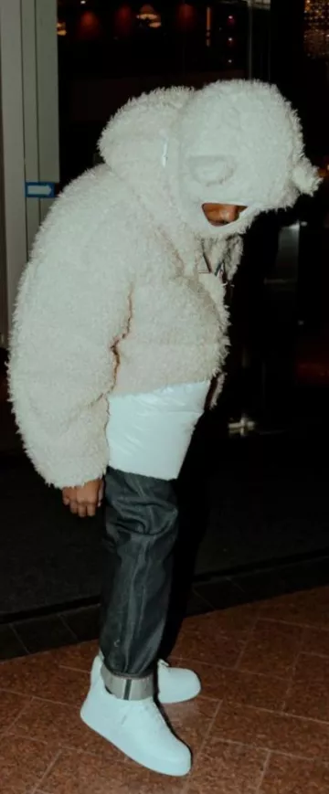 Moncler Beige Shearling Rousay Down Jacket porté par Roddy Ricch sur le compte Instagram @roddyricch