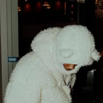 Moncler Beige Shearling Bear Ear Hat utilisé par Roddy Ricch sur le compte Instagram @roddyricch