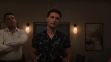 Theory Irving Camisa usada por T.K. Strand (Ronen Rubinstein) como se ve en 9-1-1: Lone Star (S05E07)
