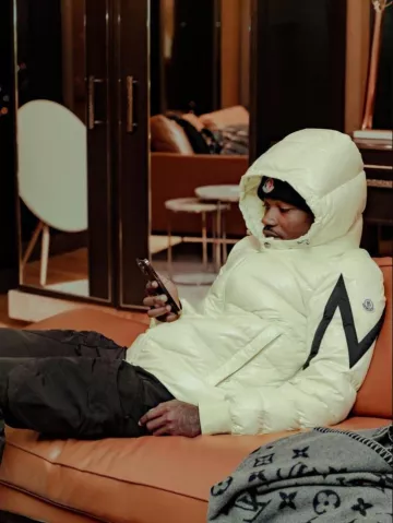 Moncler Veste en duvet Corydale blanc portée par Roddy Ricch sur le compte Instagram @roddyricch