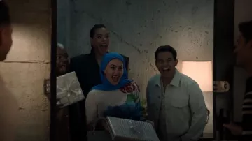 Alice + Olivia Delora Maxi Vestido usado por Marjan Marwani (Natacha Karam) como se ve en 9-1-1: Lone Star (T05E07)