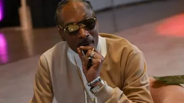 Lovechild Jewelry costume de Snoop Dogg dans Dr. Dre - Still D.R.E. ft. Snoop Dogg