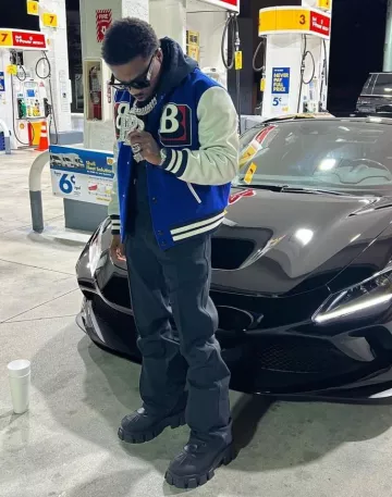 Burberry Royal Blue & White BB Varsity Jacket porté par Roddy Ricch sur le compte Instagram @roddyricch