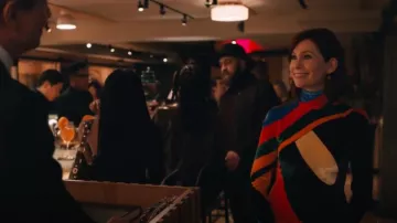 Robe Pucci en velours à col roulé jusqu’aux genoux portée par Elsbeth Tascioni (Carrie Preston) comme on le voit dans Elsbeth (S02E05)
