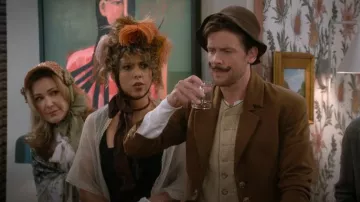 Gilet en crêpe italien Rag & Bone Mariana porté par Eve (Jess Salgueiro) comme on le voit dans Frasier (S02E09)