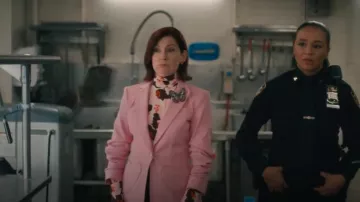 Cinq à Sept Louisa Blazer bordado en corazón usado por Elsbeth Tascioni (Carrie Preston) como se ve en Elsbeth (T02E05)