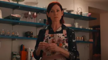 Zara Zodiac Astrology Stars Monn Chemise en soie portée par Elsbeth Tascioni (Carrie Preston) comme on le voit dans Elsbeth (S02E05)