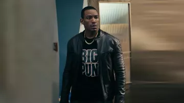 Tenues de la série télévisée The Boys : M.M. ALIAS Mother’s Milk (Laz Alonso) porte un t-shirt Big Pun dans la saison 4, épisode 4
