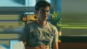 Wardrobe of The Boys: Hughie Campbell (Jack Quaid) wears Dolly Parton Live in Nashville 1969 T-Shirt in season 4, episode 3