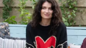 Siguiente S02 Amor Suéter de Corazón Negro de Eve Hewson en Bad Sisters Eve Hewson Bad Sisters