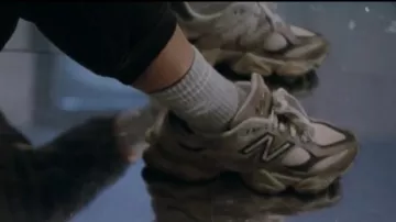Atuendos de la película Smile 2: Skye Riley (Naomi Scott) usa zapatillas New Balance