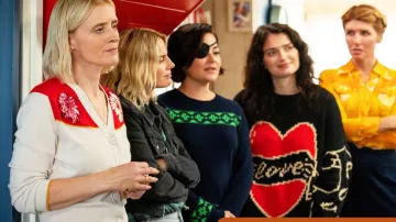 El vestuario de la serie de televisión Bad Sisters: Eve Hewson usa el jersey The Young Hearts de Slow Love para interpretar a Becka Garvey en el episodio 5 de la temporada 2