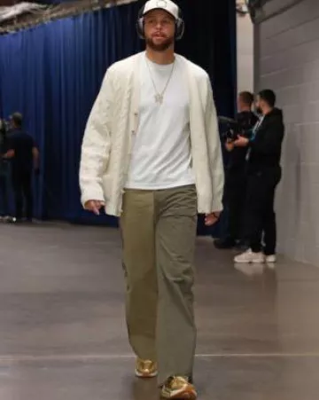 Cardigan en maille fendue crème Vetements porté par Stephen Curry sur le compte Instagram @nbafashionfits