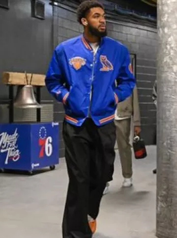 Blouson aviateur OVO x New York Knicks Royal Blue porté par Karl-Anthony Towns sur le compte Instagram @nbafashionfits