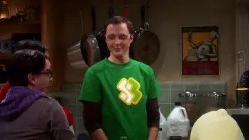 Camisetas de Sheldon Cooper: Jim Parsons lleva una camiseta verde 53 en la serie de televisión The Big Bang Theory temporada 3, episodio 9
