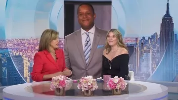 Prabal Gurung Collective Off the Shoulder Knot Jersey Top porté par Jenna Bush Hager comme on le voit dans Today with Hoda & Jenna le 14 novembre 2024