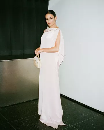 Roger Vivier Jewel Efflorescence Mini Bag en cuero y ratán usado por Lea Michele Wicked en su estreno en Nueva York el 14 de noviembre de 2024