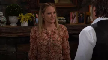 Veronica Beard Ashlynn Blouse en Deep Ochre Multi portée par Sharon Newman (Sharon Case) comme on le voit dans Les Feux de l’Amour le 13 novembre 2024