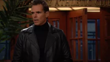 Le blouson en cuir Kooples porté par Billy vu dans Les Feux de l’Amour le 31 octobre 2024