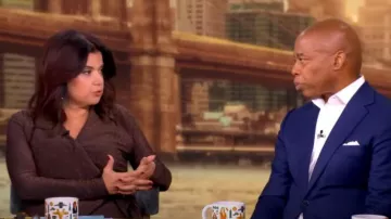 Chiara Boni La Petite Robe Antan Starry Metallic Jersey Vestido midi cruzado falso usado por Ana Navarro visto en The View el 15 de noviembre de 2024