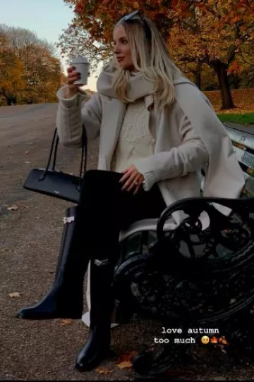 Lunettes de soleil Celine Monochroms 03 en acétate portées par Leonie Hanne sur sa Story Instagram le 17 novembre 2024