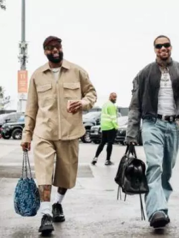 Jacquemus Beige Pleated Baggy Shorts worn by Odell Beckham Jr. on the Instagram account @miamidolphins