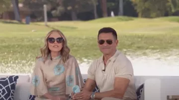 Vestido lápiz con estampado floral de Prada usado por Kelly Ripa visto en VIVO con Kelly y Mark el 12 de noviembre de 2024