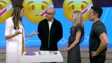 Vestido midi con volantes de lunares de la colección Michael Kors usado por Kelly Ripa como se vio en LIVE with Kelly and Mark el 18 de noviembre de 2024