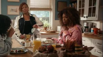 Kinga Csilla Lucky Chalm Kite Shirt porté par Viola 'Vi' Marsette (Lorraine Toussaint) comme on le voit dans The Equalizer (S05E04)