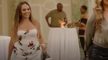 Magda Butrym Minivestido sin tirantes con cadera drapeada de rosa blanca usado por Ashley Darby como se ve en The Real Housewives of Potomac (S09E07)
