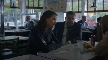 Blazer de Gabriela Hearst Angela en lana deportiva azul marino oscuro usada por Erin Reagan (Bridget Moynahan) como se ve en Blue Bloods (T14E15)