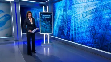 Pantalones de lana a rayas de Alexander Mcqueen usados por Norah O'Donnell vistos en CBS Evening News el 13 de noviembre de 2024