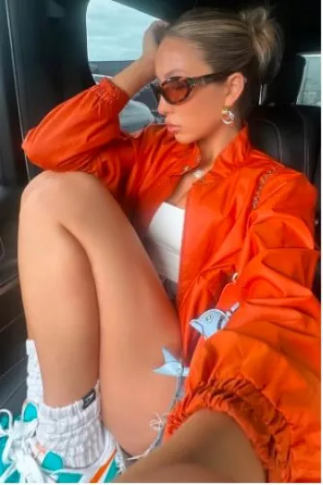 Zapatos de cuero Reebok Classic personalizados usados por Alix Earle en su historia de Instagram el 17 de noviembre de 2024