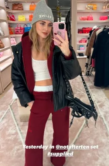 Bonnet Céline en laine côtelée gris clair porté par Chiara Ferragni sur sa Story Instagram le 16 novembre 2024