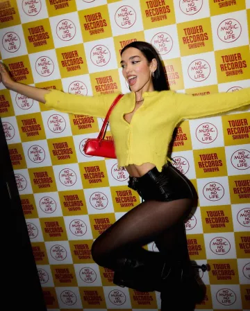 Vivienne Westwood Alex Belt portée par Dua Lipa sur son post Instagram le 16 novembre 2024