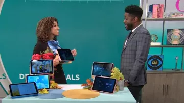 Alice + Olivia Delora Robe midi en Le Parisien Noir portée par Gabrielle Kerr vue dans CBS Mornings le 8 novembre 2024