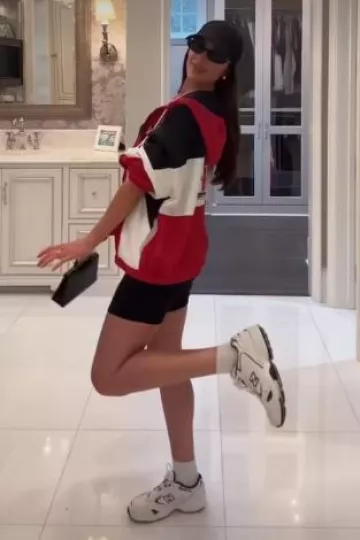 Zapatillas New Balance 452 usadas por Olivia Culpo en San Francisco 49Ers Vs Tampa Bay Buccaneers el 10 de noviembre de 2024