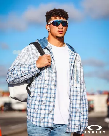 Lunettes de soleil Oakley White & Blue Sphaera portées par Patrick Mahomes II sur le compte Instagram @chiefs