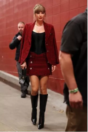 Minifalda de tweed de Versace usada por Taylor Swift en el partido Kansas City Chiefs vs Denver Broncos el 10 de noviembre de 2024