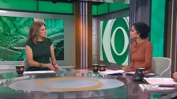 Vestido de volante de jersey con paneles con costuras Akris Punto usado por Jill Schlesinger como se vio en CBS Mornings el 14 de noviembre de 2024