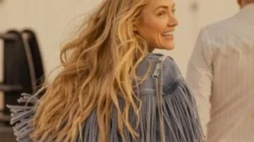 Tenues de la série télévisée Landman : Ainsley Norris (Michelle Randolph) porte une veste à franges en jean dans la saison 1, épisode 1