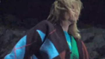 Atuendos de la serie de televisión Bad Sisters: Eva Garvey (Sharon Horgan) usa un cárdigan marrón Argyle de Cos en el episodio 3 de la temporada 2