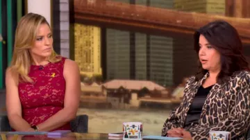 Vestido de encaje floral de Michael Kors usado por Sara Haines como se vio en The View el 18 de noviembre de 2024
