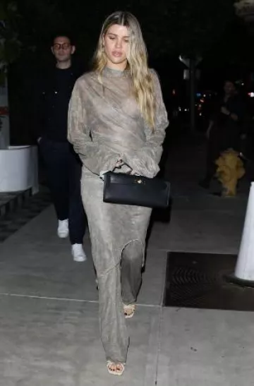 Pantalon imprimé réversible Jade Cropper porté par Sofia Richie lors de la célébration de l’anniversaire de son mari le 6 novembre 2024