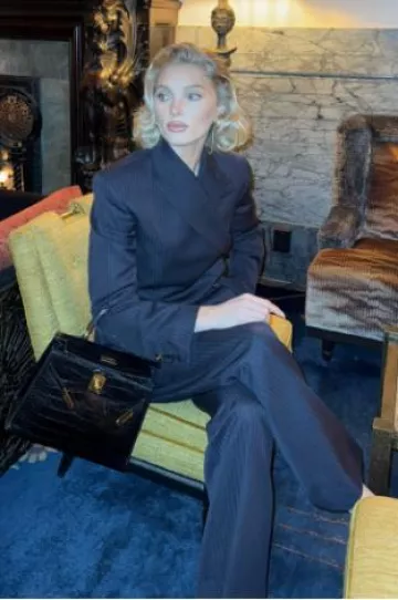 Pantalones a rayas de la colección navideña de H&M usados por Elsa Hosk en su historia de Instagram el 19 de noviembre de 2024