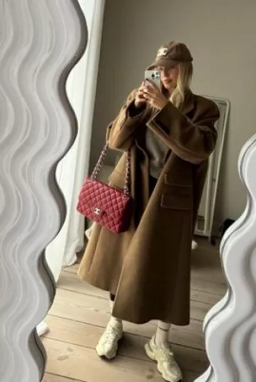 Chanel Chain Quilted Shoulder Bag worn by Leonie Hanne on her Instagram Story on November 6, 2024