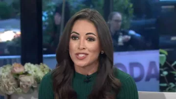 Vestido colectivo de botones laterales de Adam Lippes en verde usado por Kaylee Hartung como se ve en Today el 18 de noviembre de 2024