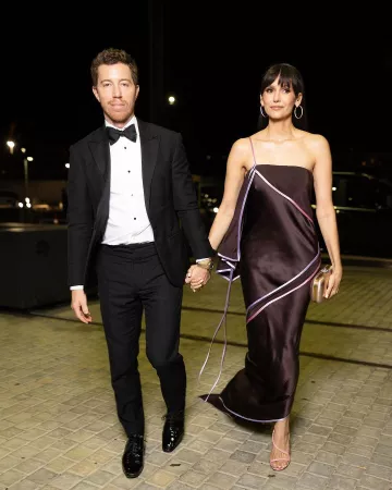 Christopher John Rogers Robe de serviette en soie à une épaule en Pumpernickel portée par Nina Dobrev sur son post Instagram le 6 novembre 2024
